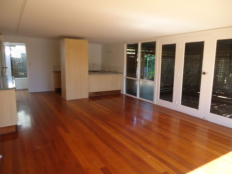 12 Vernon Avenue, Labrador QLD 4215