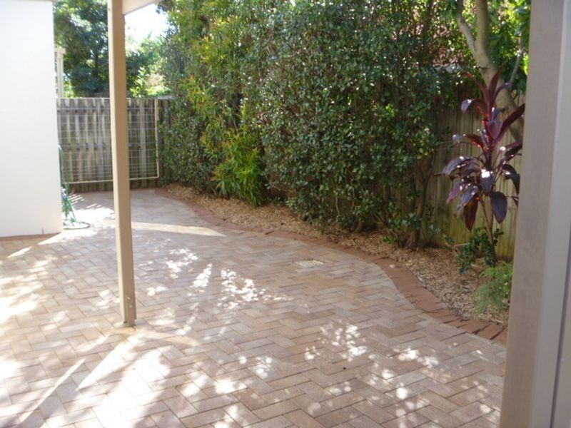 2/4 Gordon Street, Labrador QLD 4215