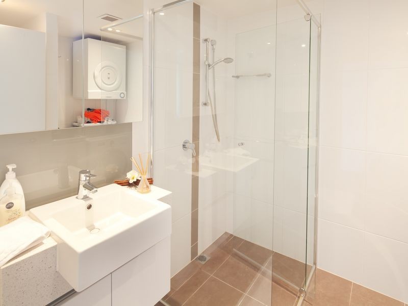 i 11/28 Bayview Street, Runaway Bay QLD 4216