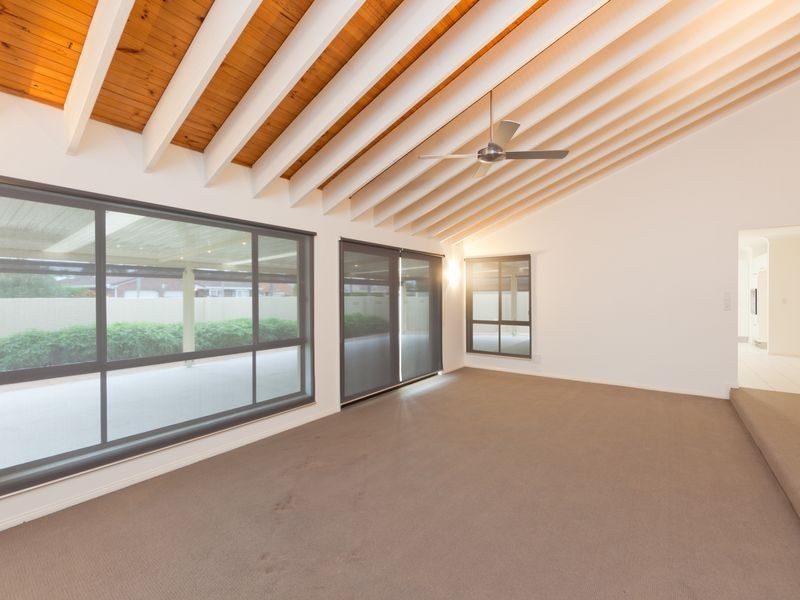 2 Walter Raleigh Crescent, Hollywell QLD 4216