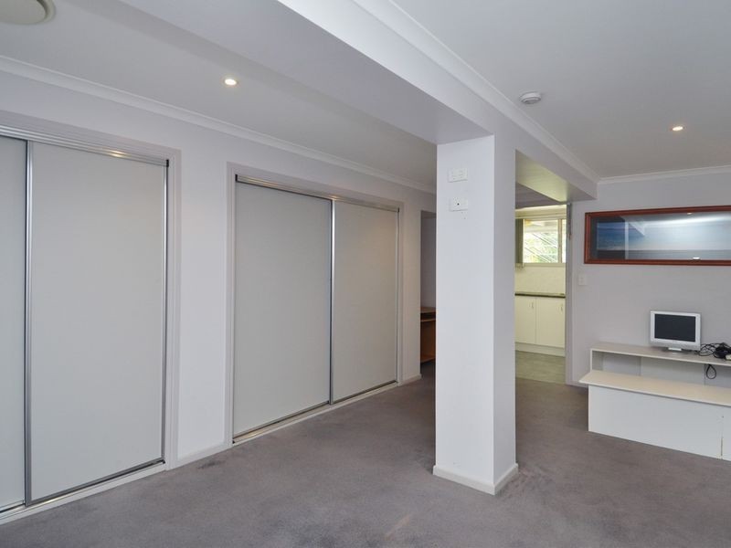 9 Vernon Avenue, Labrador QLD 4215