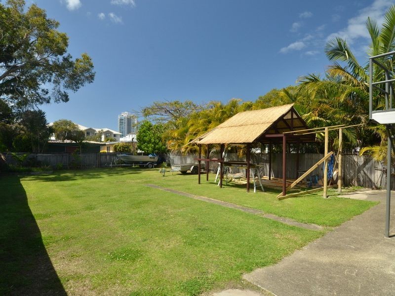 9 Vernon Avenue, Labrador QLD 4215