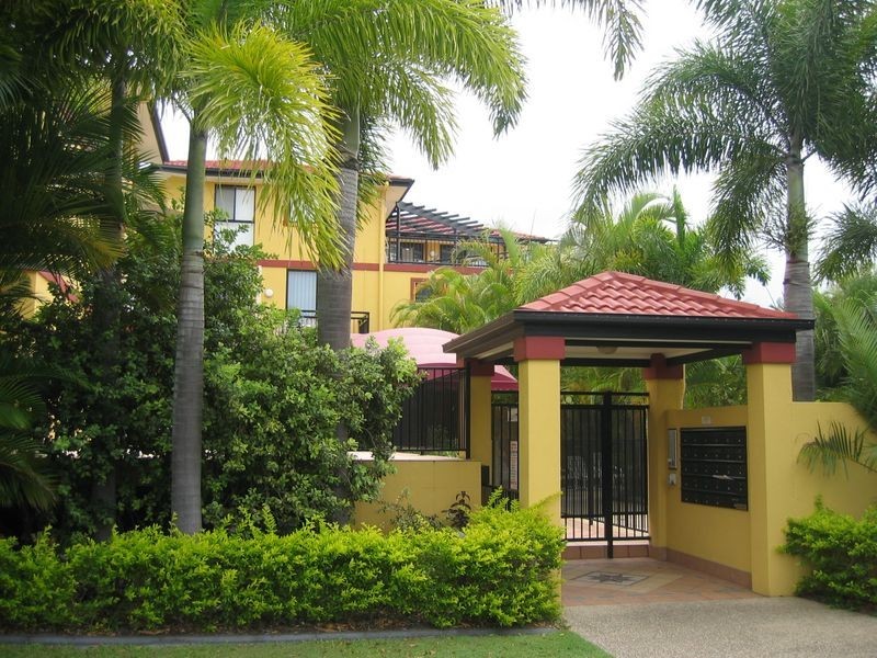 4/10 Bath Street, Labrador QLD 4215
