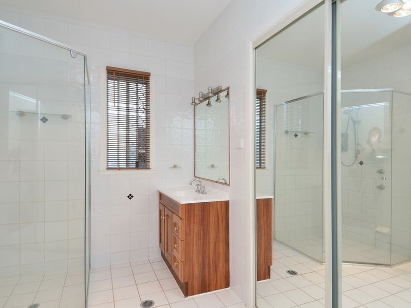 33 Heydon Avenue, Labrador QLD 4215