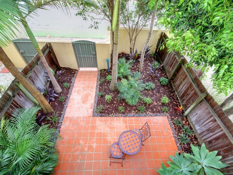 1/3-5 Bradford Street, Labrador QLD 4215