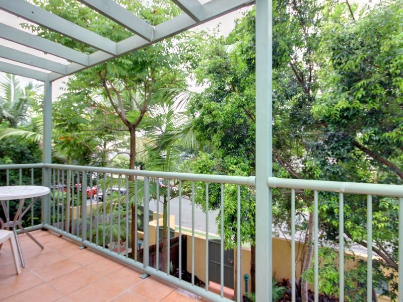1/3-5 Bradford Street, Labrador QLD 4215