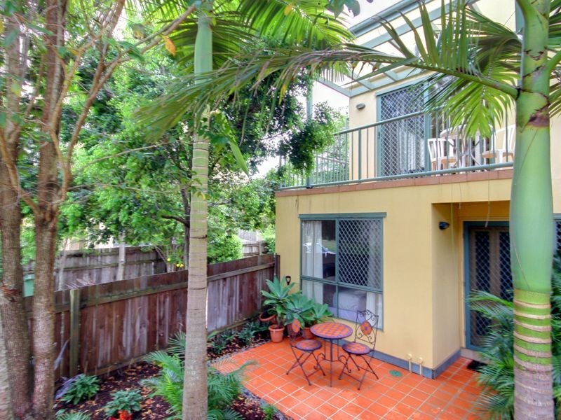 1/3-5 Bradford Street, Labrador QLD 4215