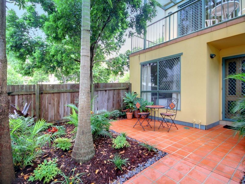1/3-5 Bradford Street, Labrador QLD 4215