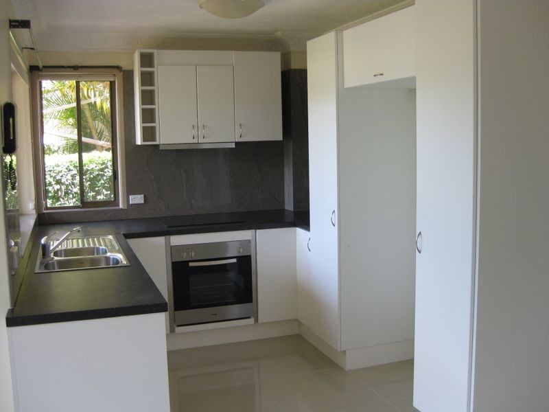 1/4 Broad Street, Labrador QLD 4215