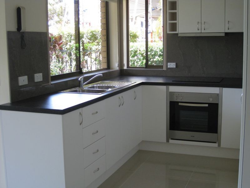1/4 Broad Street, Labrador QLD 4215