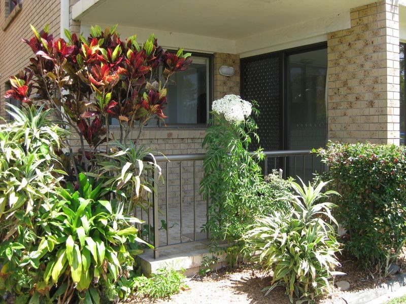 1/4 Broad Street, Labrador QLD 4215