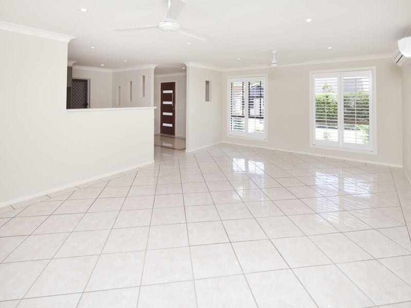 10 Tradewinds Avenue, Paradise Point QLD 4216