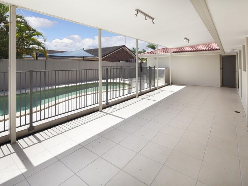 10 Tradewinds Avenue, Paradise Point QLD 4216