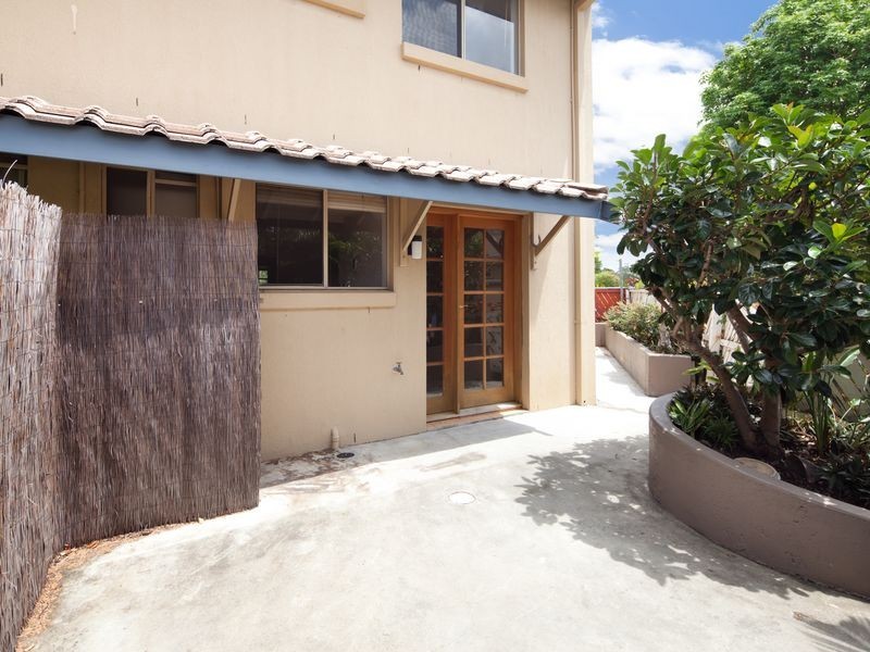 1/63 Olsen Avenue, Labrador QLD 4215