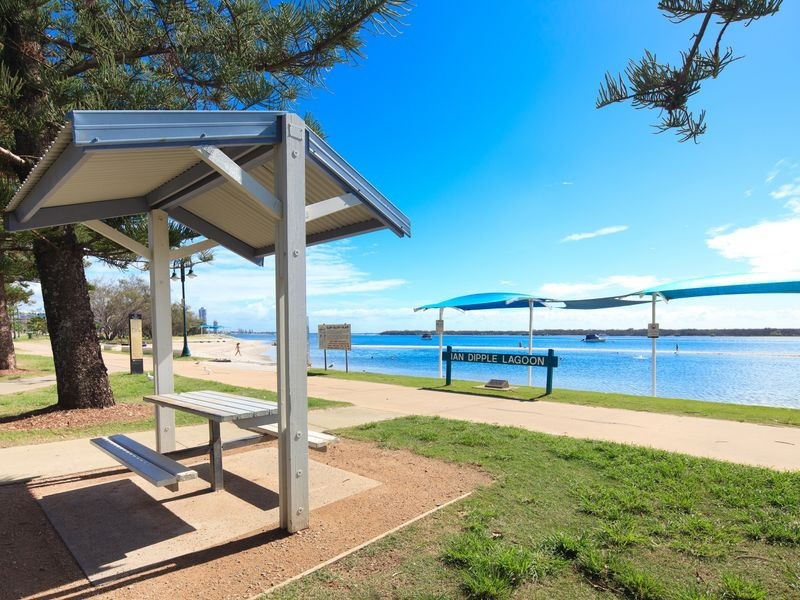 2/9 Bradford Street, Labrador QLD 4215