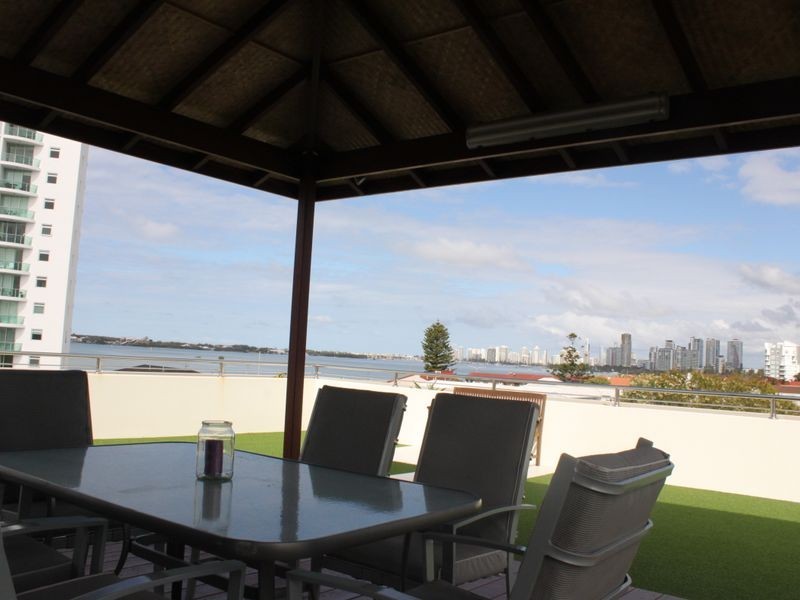 4/10 Imperial Parade, Labrador QLD 4215