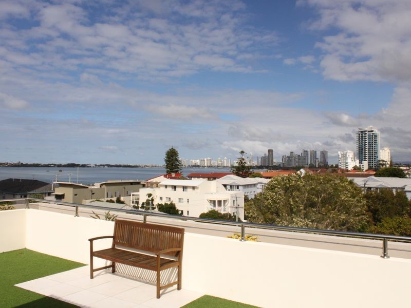 4/10 Imperial Parade, Labrador QLD 4215