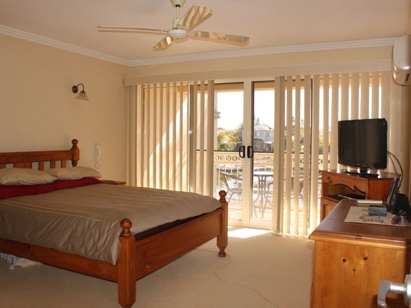 24/76 Bayview Street, Runaway Bay QLD 4216