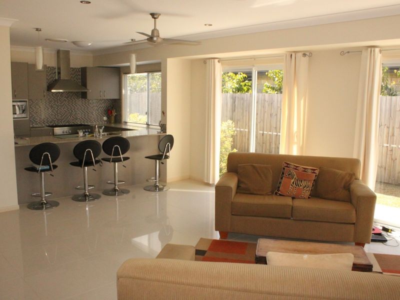 11 Flame Trees Crescent, Maudsland QLD 4210
