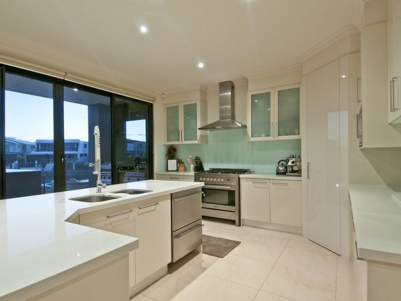 37 South Quay Drive, Biggera Waters QLD 4216