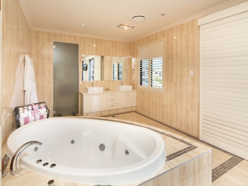 37 South Quay Drive, Biggera Waters QLD 4216