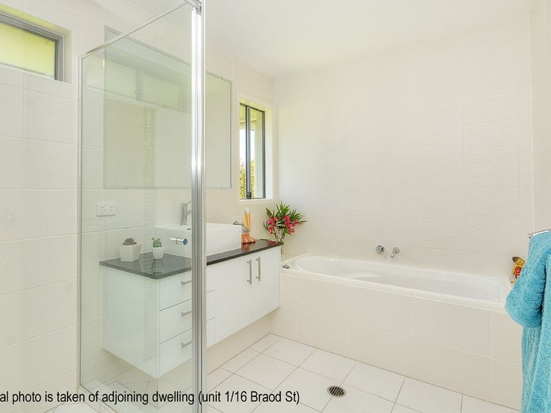 2/16A Broad Street, Labrador QLD 4215