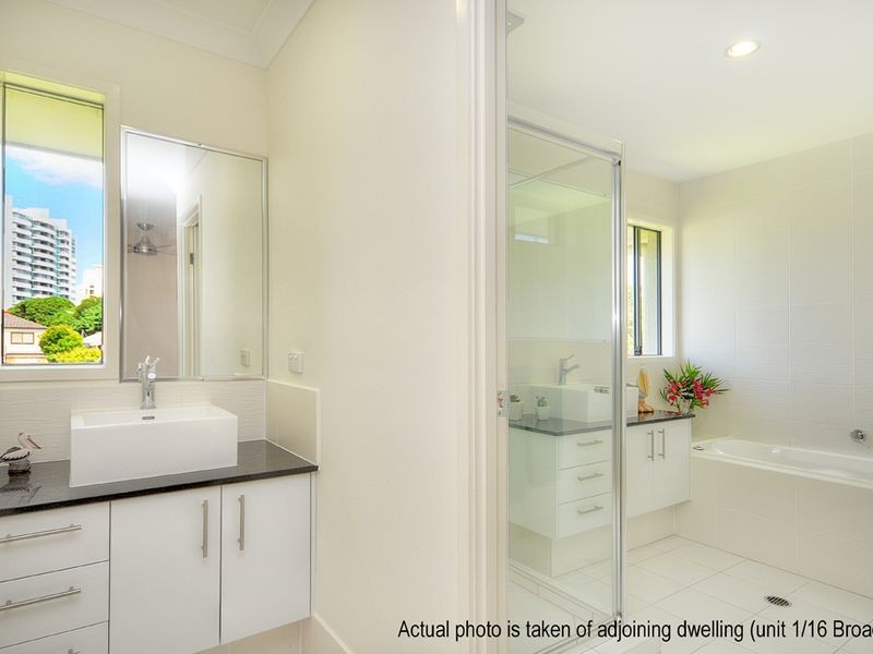 2/16A Broad Street, Labrador QLD 4215