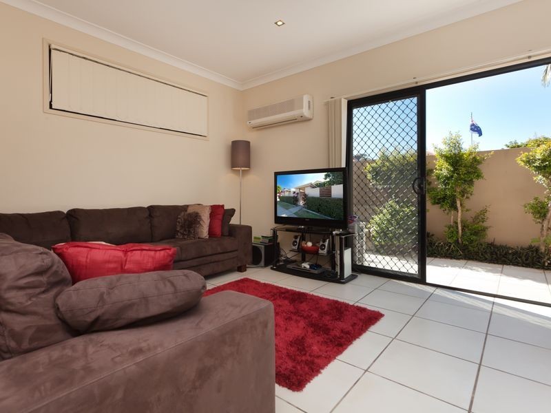 2/33 Harley Street, Labrador QLD 4215