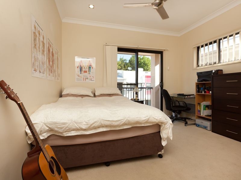 2/33 Harley Street, Labrador QLD 4215