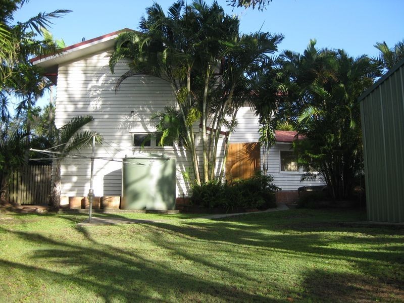 4 Hilltop Streert, Labrador QLD 4215