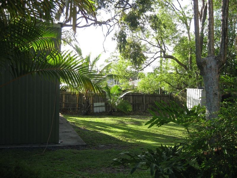 4 Hilltop Streert, Labrador QLD 4215