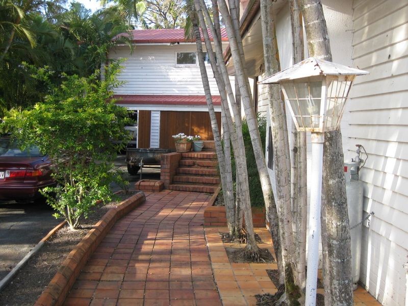 4 Hilltop Streert, Labrador QLD 4215