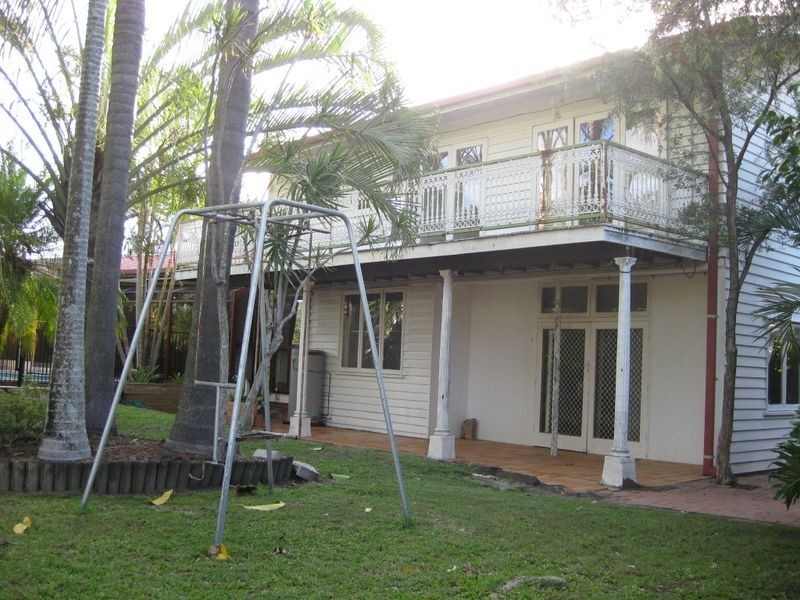 4 Hilltop Streert, Labrador QLD 4215