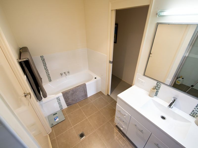 1/126 Oxley Drive, Paradise Point QLD 4216