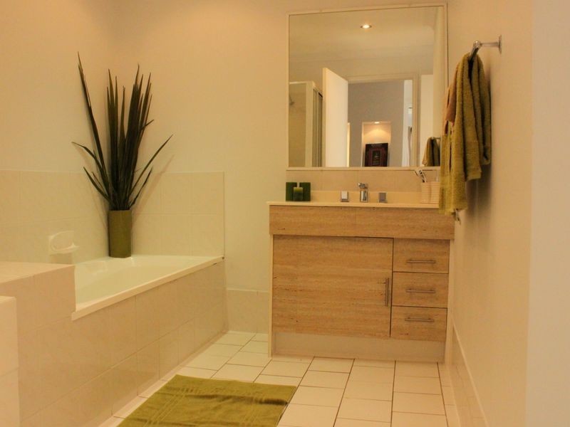 2/4 Kenny Drive, Labrador QLD 4215