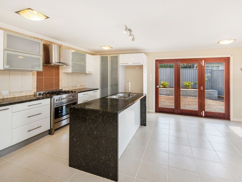 25 Heydon Avenue, Labrador QLD 4215