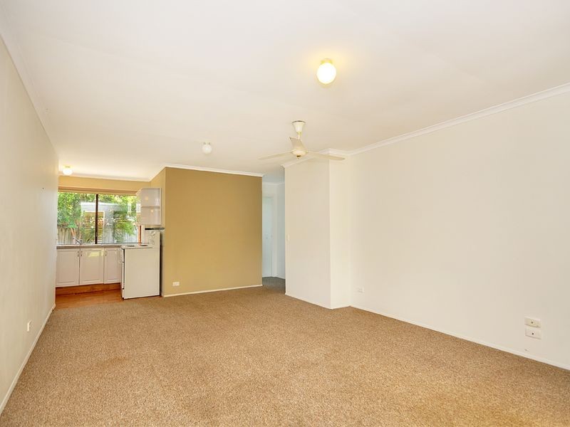 1/163 Olsen Avenue, Labrador QLD 4215