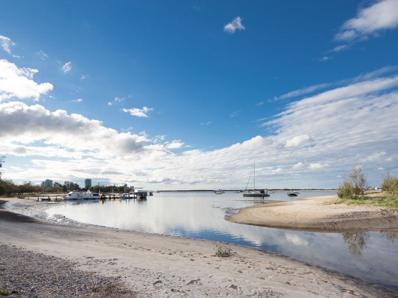 1/163 Olsen Avenue, Labrador QLD 4215