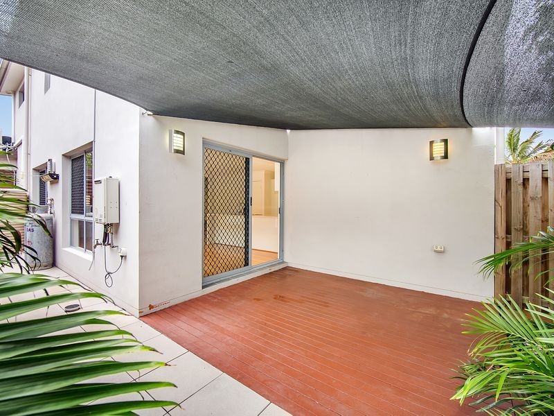1/16 Wynflo Street, Labrador QLD 4215