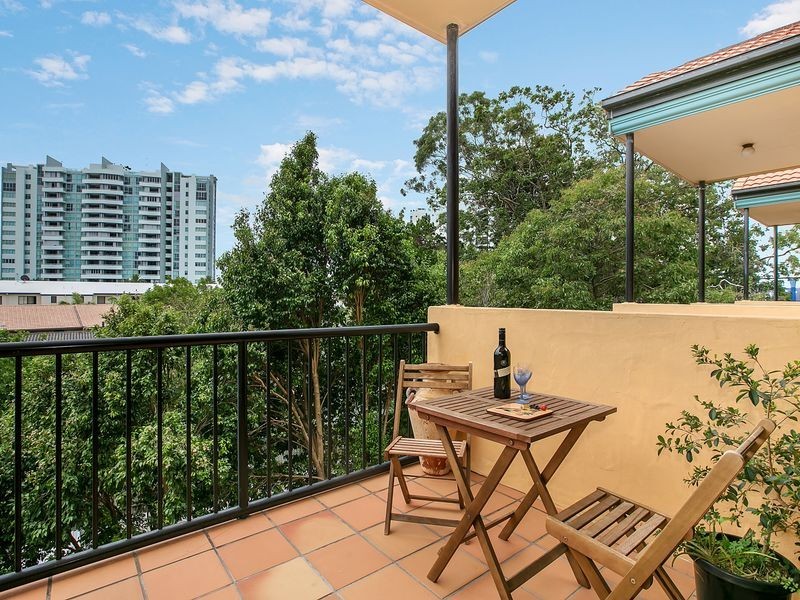 12/143 Frank Street, Labrador QLD 4215