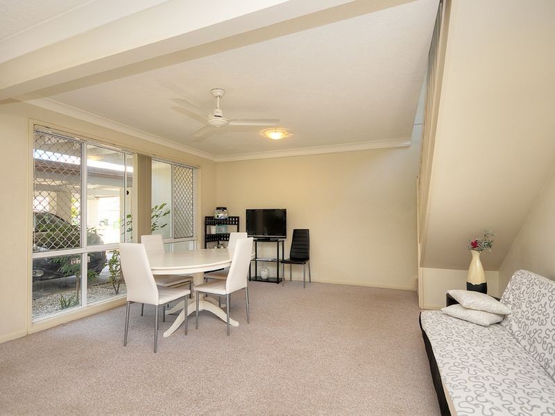 19/2 St Kevins Avenue, Benowa QLD 4217