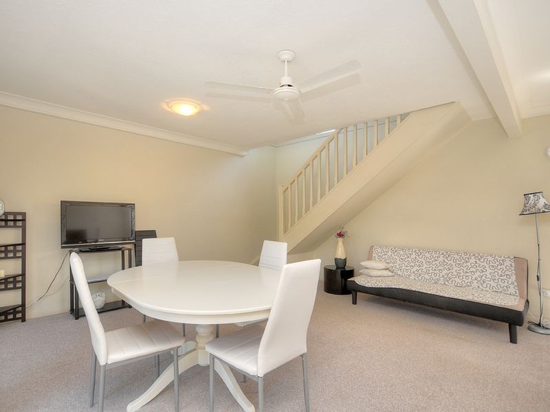 19/2 St Kevins Avenue, Benowa QLD 4217