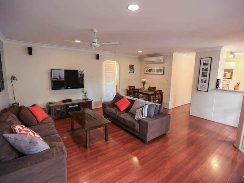 2/11 Liam Court, Labrador QLD 4215