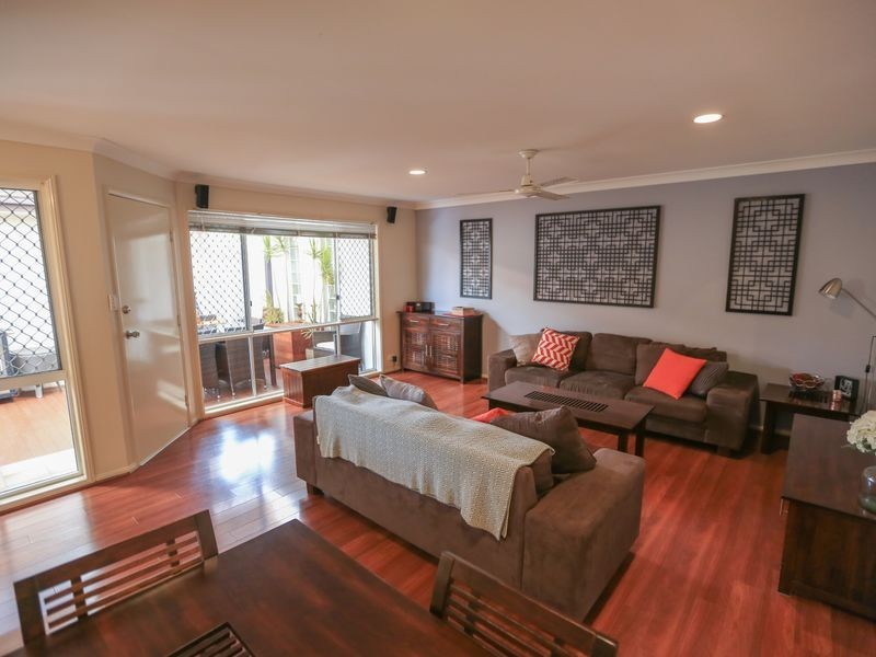 2/11 Liam Court, Labrador QLD 4215