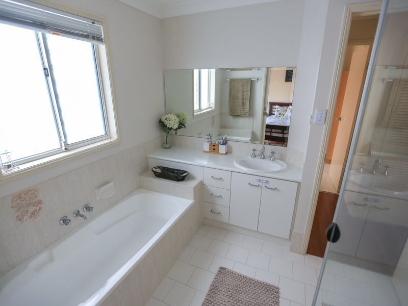 2/11 Liam Court, Labrador QLD 4215