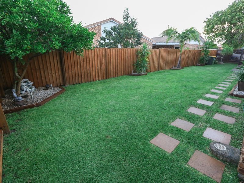 2/11 Liam Court, Labrador QLD 4215