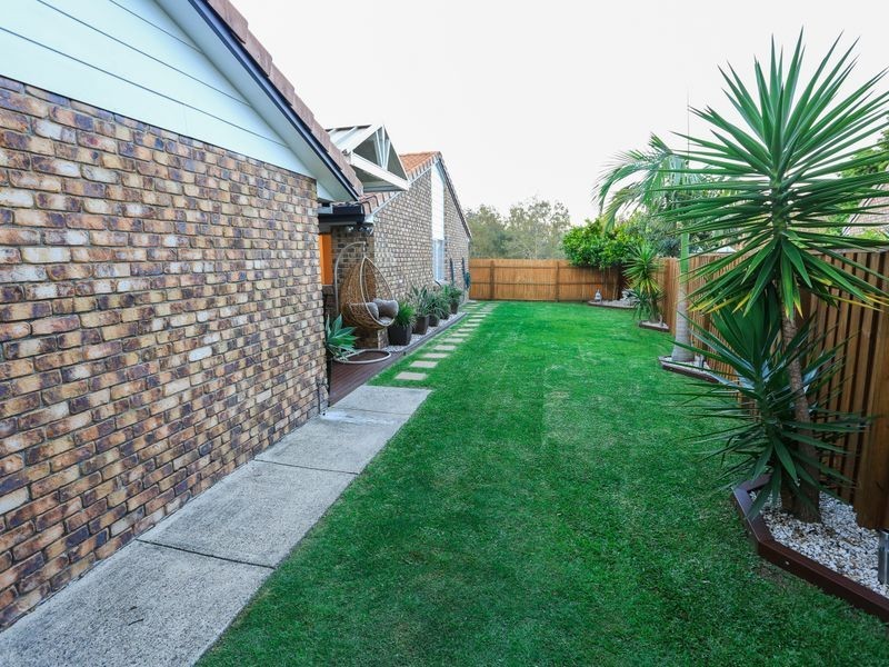 2/11 Liam Court, Labrador QLD 4215