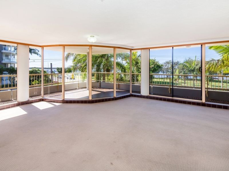 2/240 Marine Parade, Labrador QLD 4215
