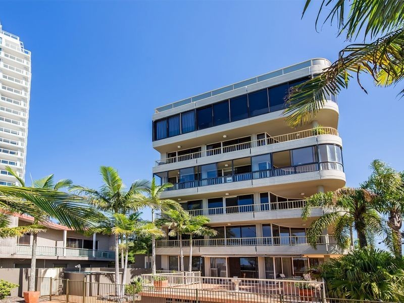 2/240 Marine Parade, Labrador QLD 4215