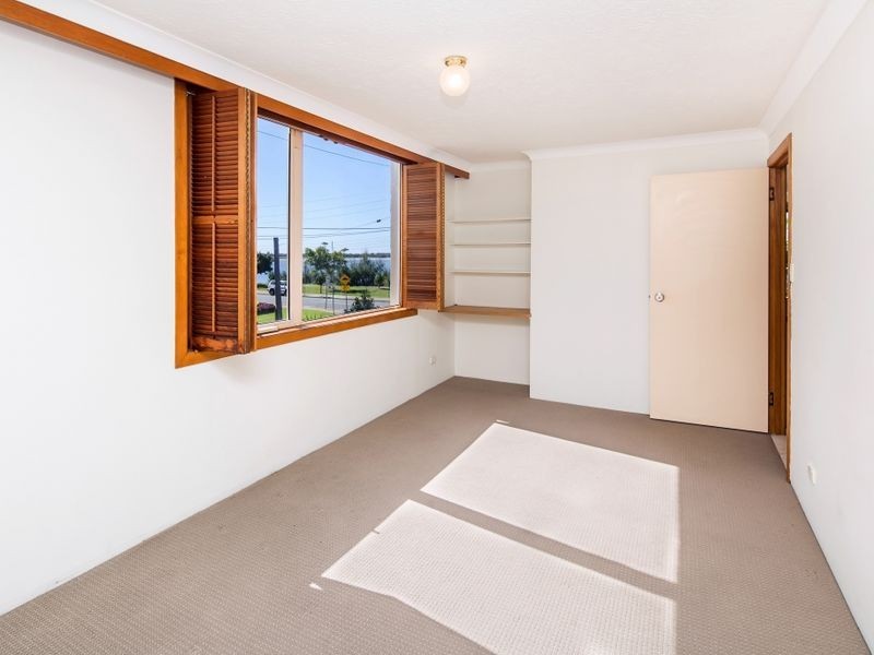 2/240 Marine Parade, Labrador QLD 4215